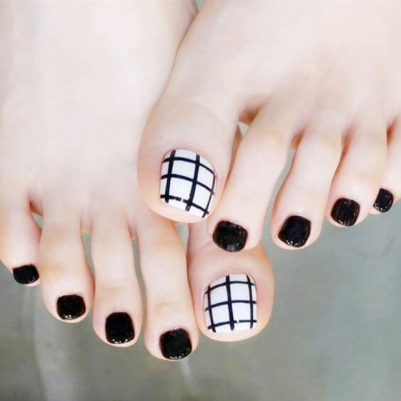 طرح سیاه سفید برای ناخن پا