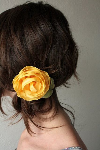 مدل موی جمع شده با گل