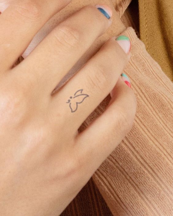 طرح تاتو پروانه کوچک روی انگشت